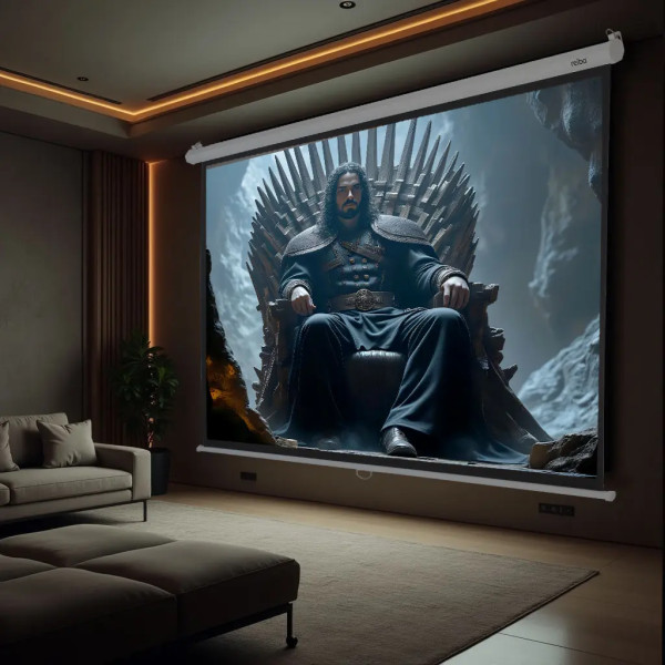 Leinwand in einem abgedunkelten Heimkino, die einen Mann auf einem Thron mit Schwertern zeigt