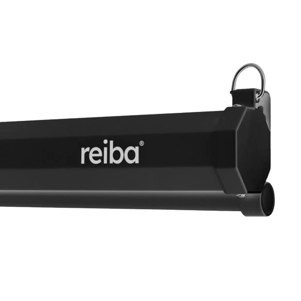 Nahaufnahme einer schwarzen Kassette mit reiba Logo und metallischem Befestigungsring