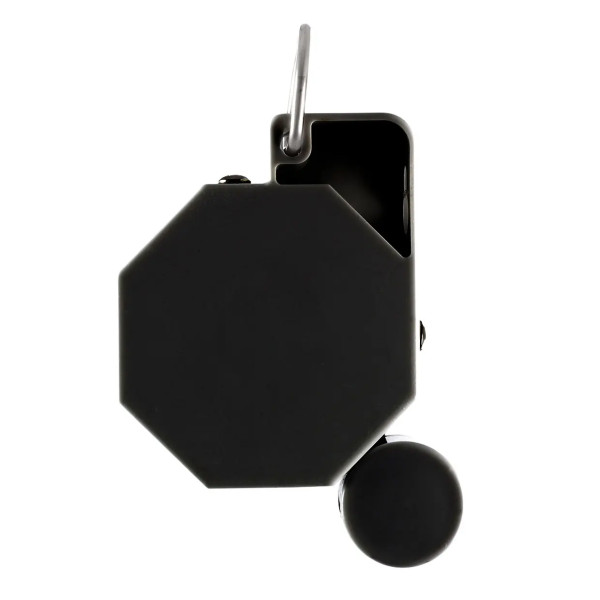 Nahaufnahme eines achteckigen Montagehaken mit Ring und schwarzem Knopf